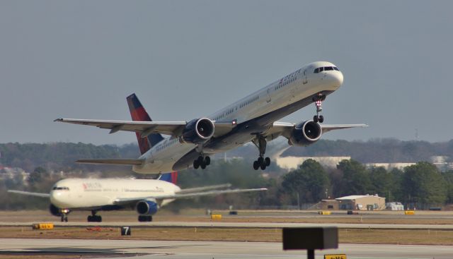 BOEING 757-300 (N582NW) - Look at that jetwash!!!