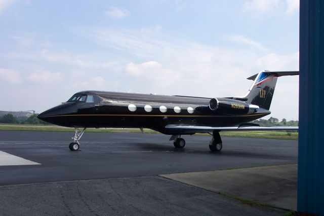 Gulfstream American Gulfstream 2 (N269HM) - LARRY FLYNTS HUSTLER GULFSTREAM II PARKED AT BIG SANDY AIRPORT IN PRESTONSBURG, KY.