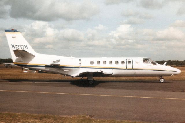 Cessna Citation V (N1217H) - Taxiing to the ramp in Sep-98.br /br /Reregistered N713DH 25-Mar-99,br /then N600LF 10-Apr-00,br /then N600EF 7-Mar-02.br /then N554T 1-Aug-09,br /then N554TS 4-Aug-12.