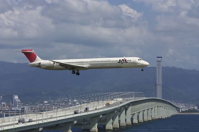 McDonnell Douglas MD-90 (JA8063)