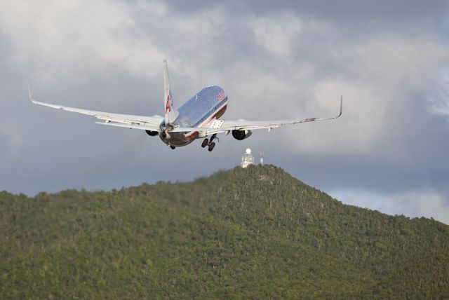 Boeing 737-800 (N915AN)