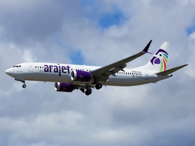 Boeing 737 MAX 8 (HI1078) - Short finals to RWY 29.