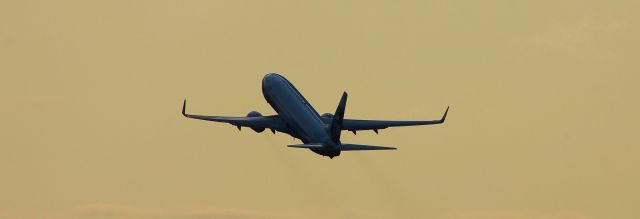 — — - Alaska Airlines 738 climbing out with the sun seting.