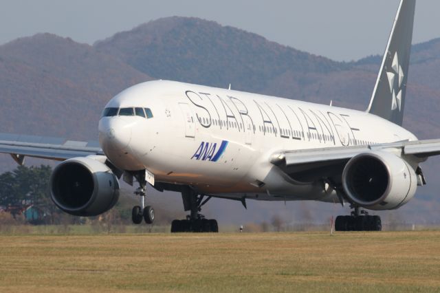 Boeing 777-200 (JA712A) - 31 October 2015:HND-HKD.