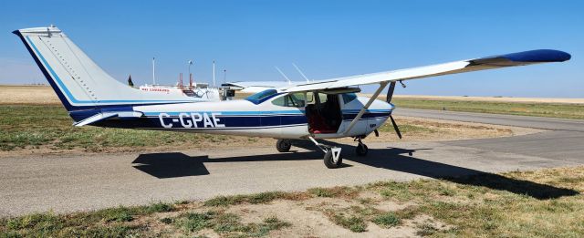 Cessna Skylane (C-GPAE) - Skydive South Sask C182