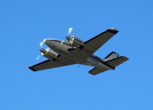 Beechcraft Baron (58) (N7237X) - One of RELIANT AIRs Baron departing from runway 08. RELIANT AIR has the lowest fuel price on the Danbury (KDXR) airport.