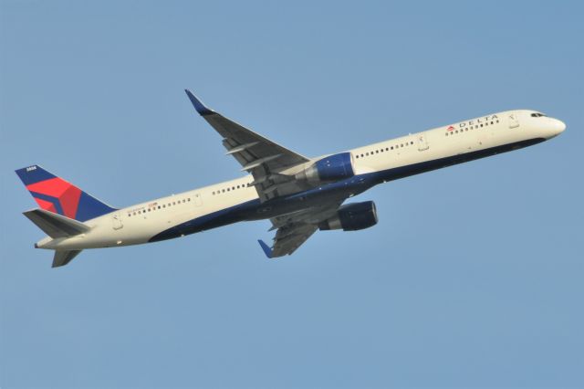 BOEING 757-300 (N555NW)