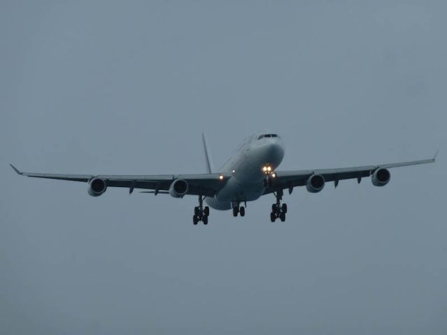 Airbus A340-300 —