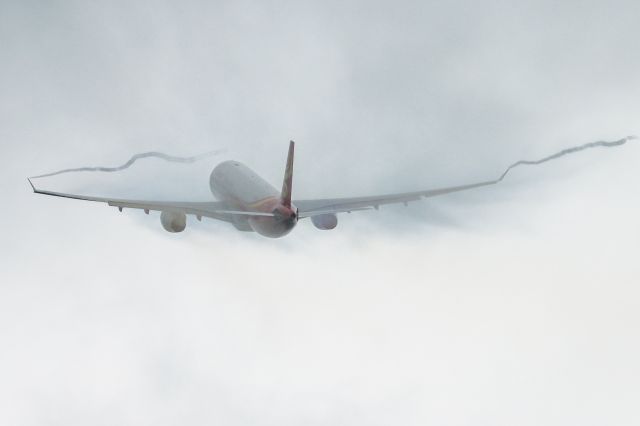 Airbus A330-300 (B-304L) - CHH752 making vortices on the climb out from MAN 
