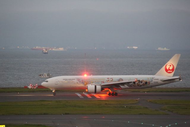 Boeing 777-200 (JA8985)