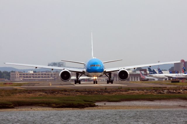 Boeing 777-200 (PH-BQE) - Face to face with a KLM B777-200 :) 