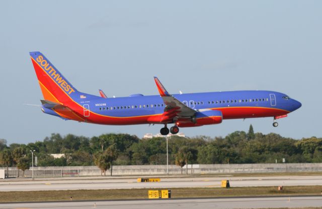 Boeing 737-800 (N8329B)