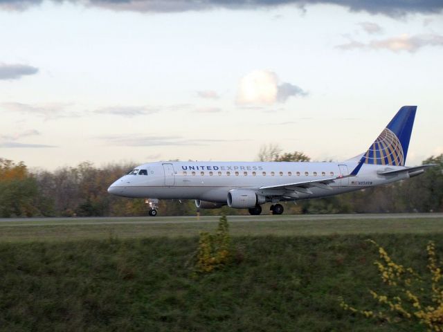 Embraer 170/175 (N858RW)