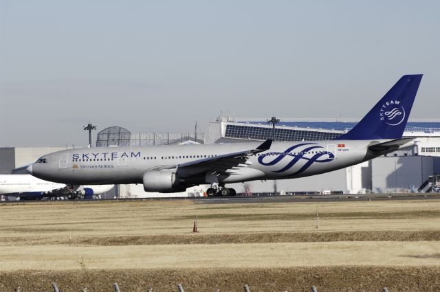 Airbus A330-200 (VNA-371) - Departure at Narita Intl Airport Rwy34L on 2012/12/11 "Sky Team c/s"