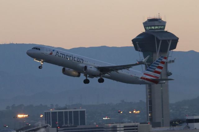 Airbus A321 (N135NN)