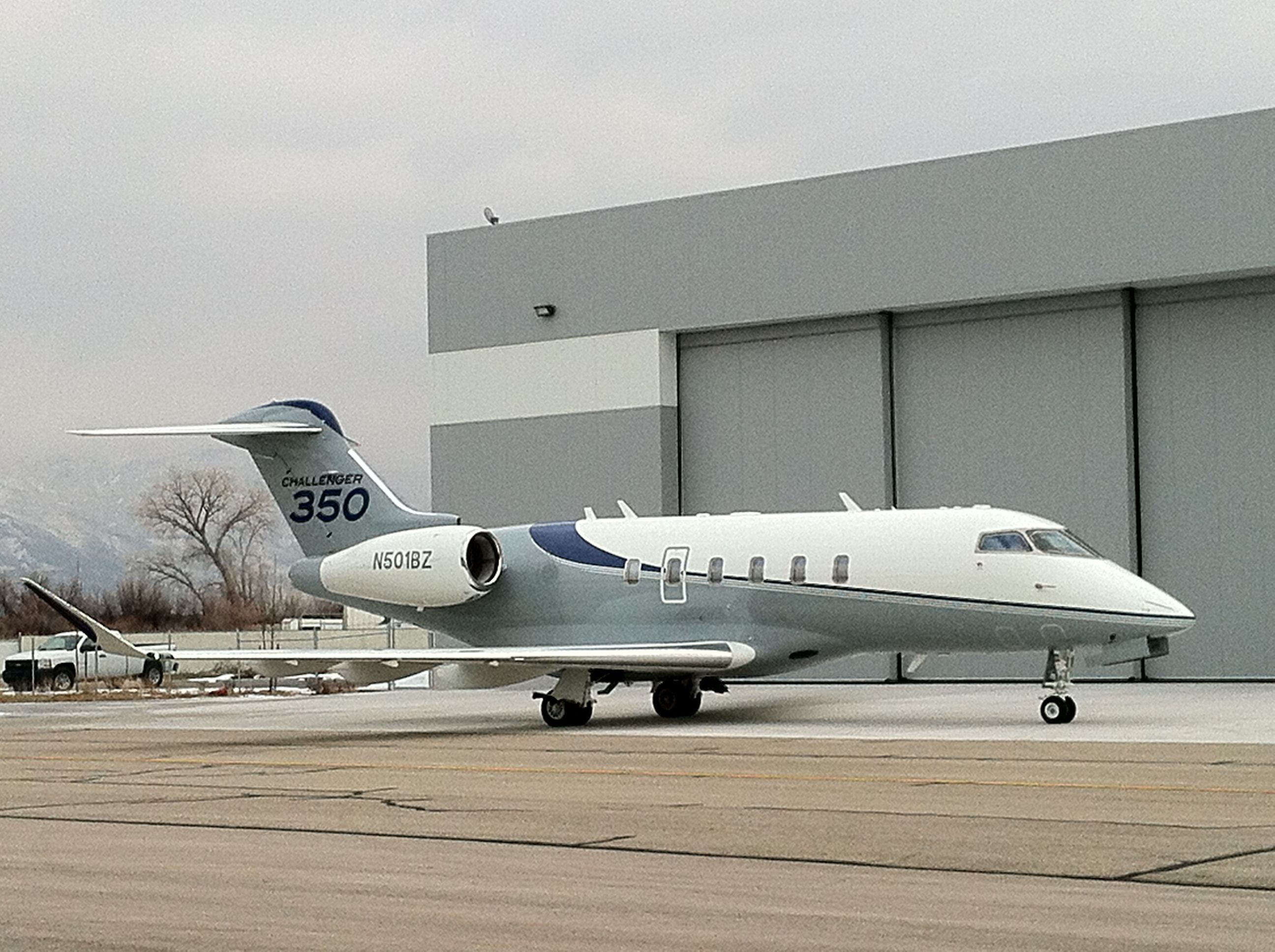 Bombardier Challenger 300 (N501BZ)