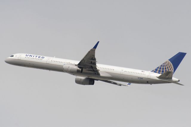 BOEING 757-300 (N77865) - N77865  Boeing  B757-33N  UAL  KLAX  20130305  4420