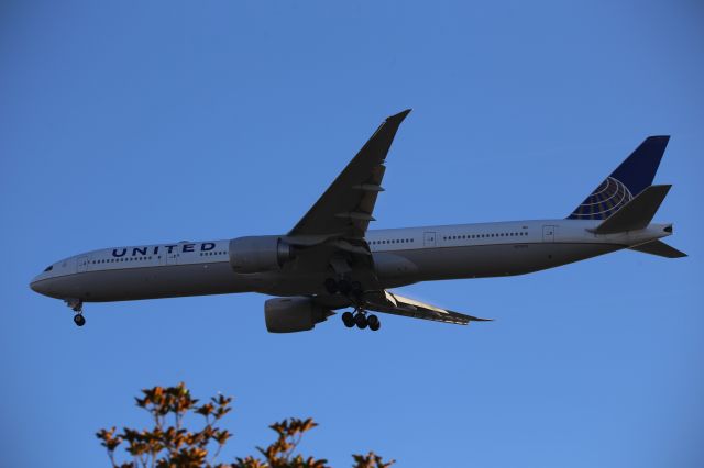 BOEING 777-300ER (N2747U)