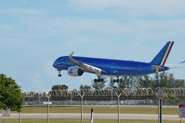 Airbus A350-900 (EI-IFE) - Landing at Miami