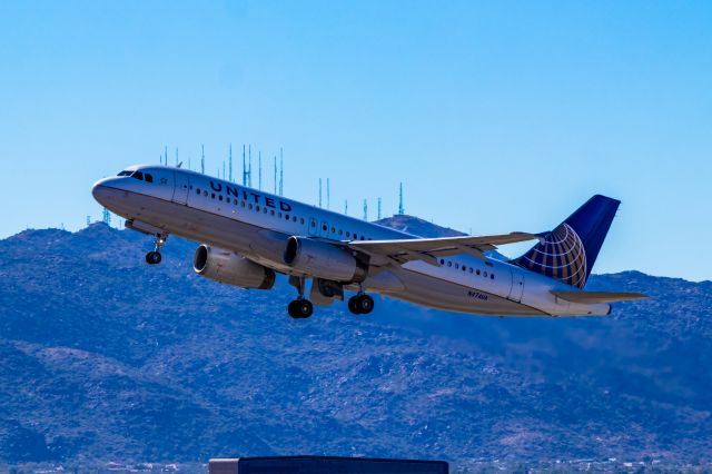 Airbus A320 (N474UA) - United Airlines A320 taking off from PHX on 11/6/22. Taken with a Canon 850D and Tamron 70-200 G2 lens.