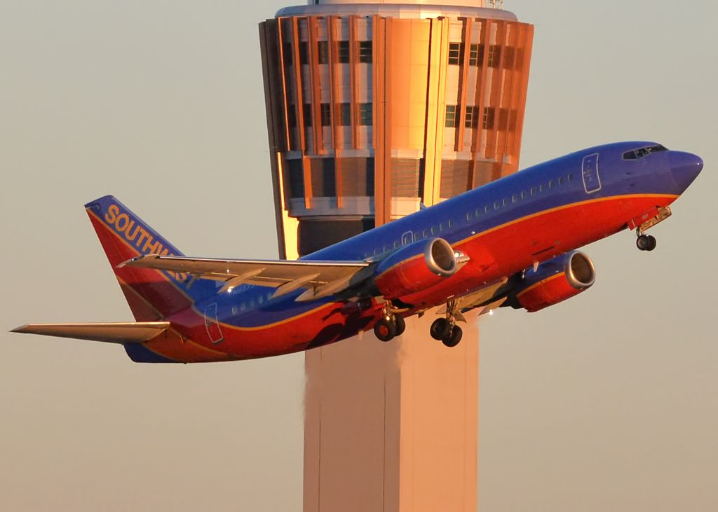 BOEING 737-300 (N657SW)