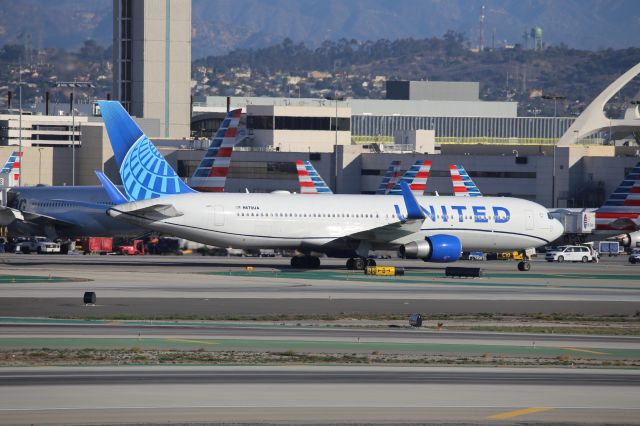 BOEING 767-300 (N670UA)