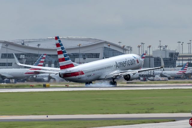 Boeing 737-800 (N932NN)