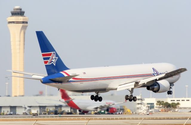 BOEING 767-300 (N319CM)