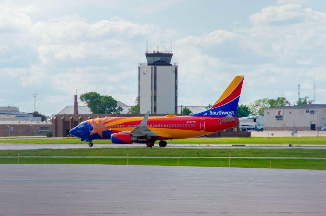 Boeing 737-700 (N955WN) - Southwest 755 is seen here departing on DSM's Runway 23 for departure to St. Louis at 5:15 PM. This was a surprise catch as I was actually at the airport to pick someone up and had some time to planespot while I waited for them to arrive. The Arizona One colors look fantastic on the current livery -700.