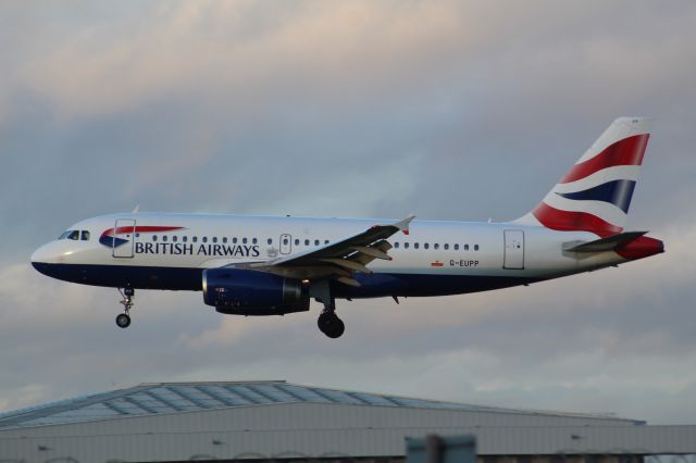 Airbus A319 (G-EUPP) - A British Airways A319 on final approach into LHR, landing on runway 27L.br /br /Location: Great South-West Road.br /Date: 21.12.22 (dd/mm/yy).