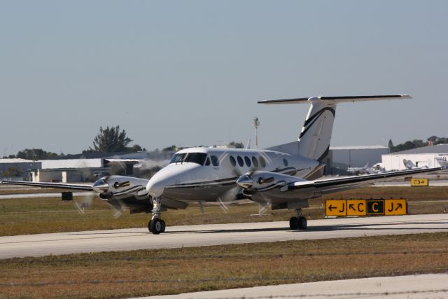 Beechcraft Super King Air 200 (N228RC) - Beechcraft Super King Air 200 (N228RC) taxis at Sarasota-Bradenton International Airport