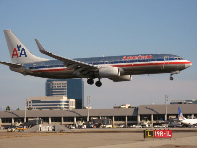 Boeing 737-800 (N968AN) - Landing on RWY 19R