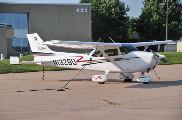 Cessna Skyhawk (N1328U) - Seen at KFDK on 6/19/2010.      http://discussions.flightaware.com/profile.php?mode=viewprofile&u=269247