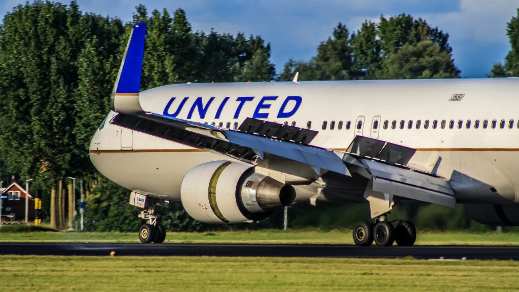 BOEING 767-300 (N669UA)