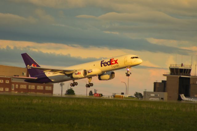 Boeing 757-200 (C-FMEP) - MAL 7054 Departing 29 for Mirabel