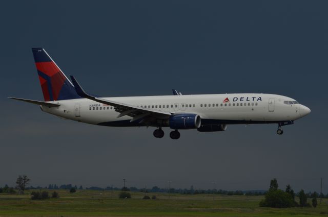 Boeing 737-800 (N391DA) - On approach from Salt Lake City with a thunderstorm moving to the north of the field.