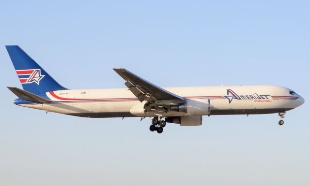 BOEING 767-300 (N319CM)