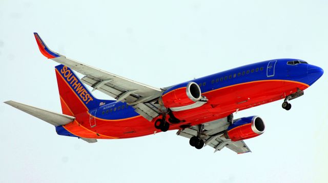 BOEING 737-300 (N391SW) - Southwest 2725, a Boeing 737-3H4, on final for runway 24 from Orlando, Florida (KMCO).