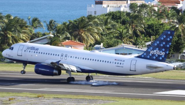 Airbus A320 (N705JB)