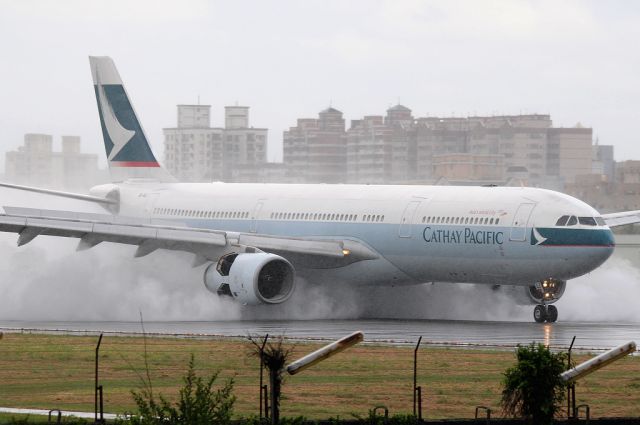 Airbus A330-300 (B-HLI)