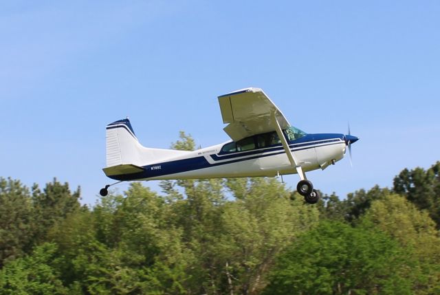 Cessna Skywagon (N789Z) - A Cessna A185F Skywagon II departing Moontown Airport in Brownsboro, AL, during the EAA 190 Breakfast Fly-In - April 15, 2017. 