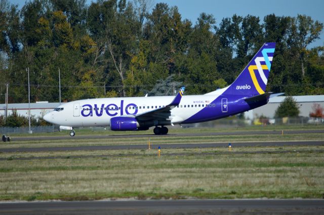 Boeing 737-700 (N705VL) - Day two of commercial air service at Salem-McNary Field (KSLE/SLE) as VXP186 departs on 31 for the return-leg to Burbank (KBUR/BUR), connecting Salem with the Los Angeles basin.