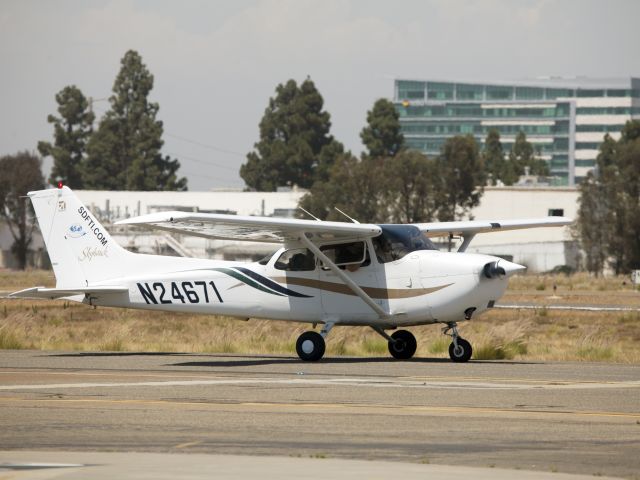 Cessna Skyhawk (N24671) - A hot day!