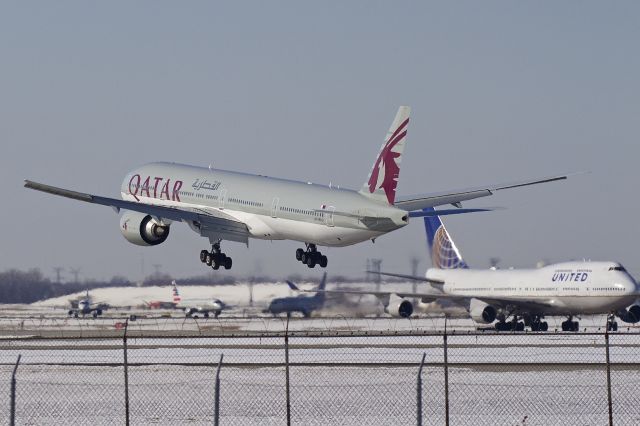 BOEING 777-300ER (A7-BAO) - Over the numbers, Runway 28C, Chicago OHare