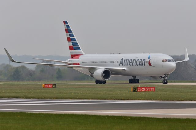 BOEING 767-300 (N392AN) - AAL54 arriving from Chicago.