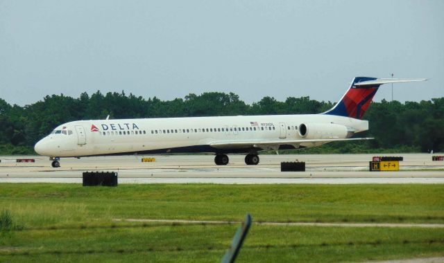 McDonnell Douglas MD-88 (N936DL)