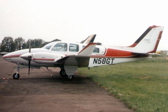 Beechcraft Baron (58) (N58GT) - Seen here in May-99.  Exported to Brazil 28-Apr-15 where it became PT-FBI.