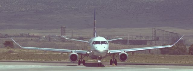 Embraer 175 (N208SY)