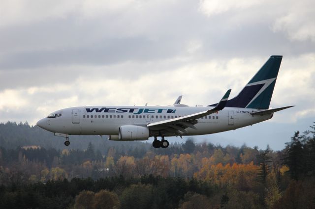 Boeing 737-700 (C-FWCN) - Westjet 737-700 inbound from YYC landing on Runway 09