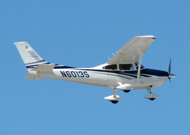 Cessna Skylane (N6013S) - Landing at Downtown Shreveport.
